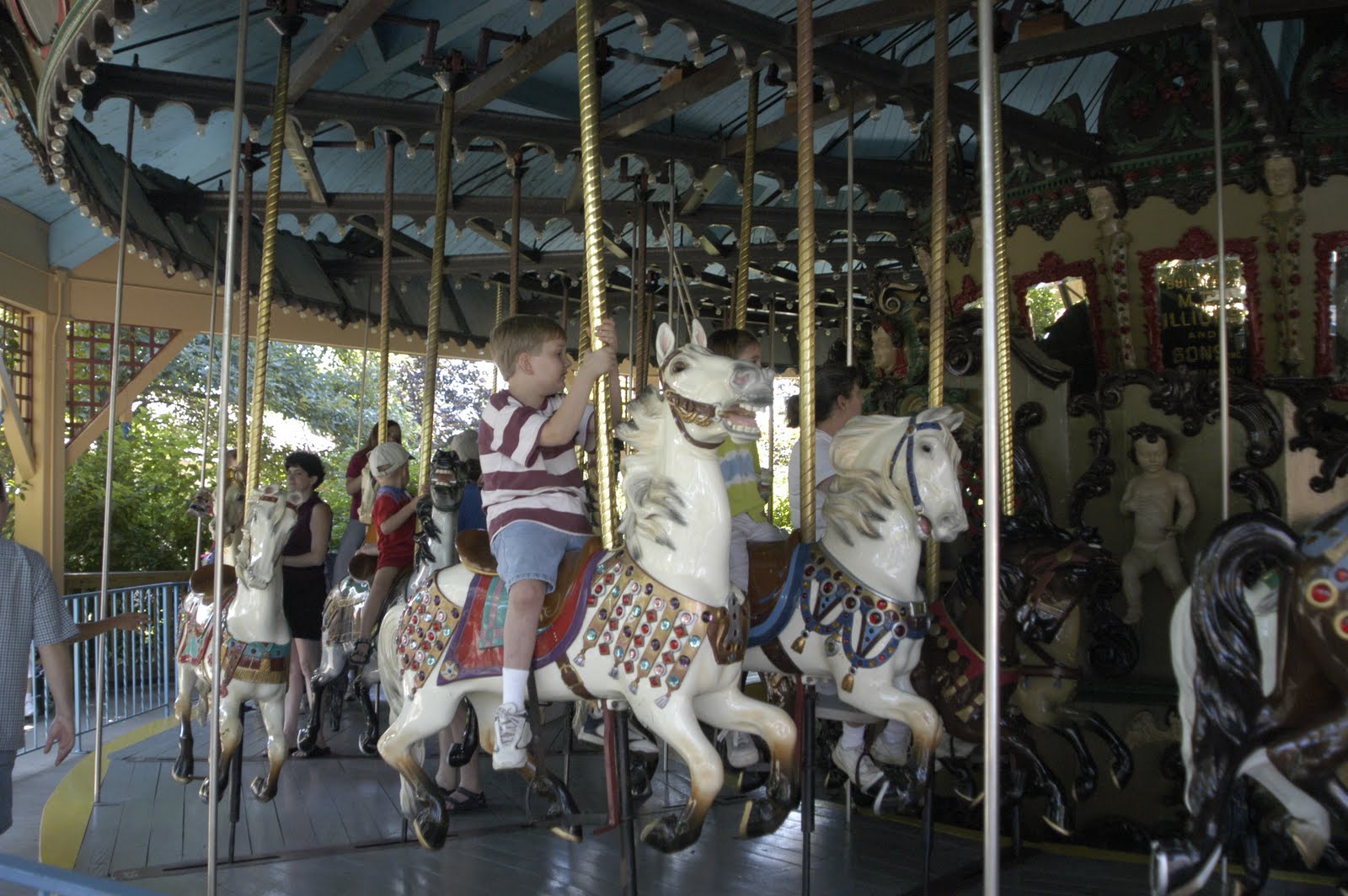 Dzieci krzyczą z radości na rollercoasterze dla maluchów w Europa-Parku