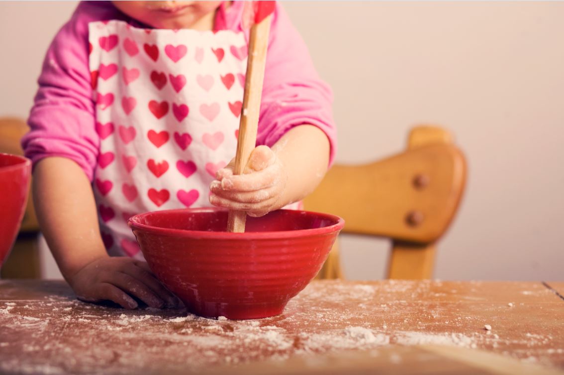 grupa maluchow przy stole kuchennym weekend 1770123888