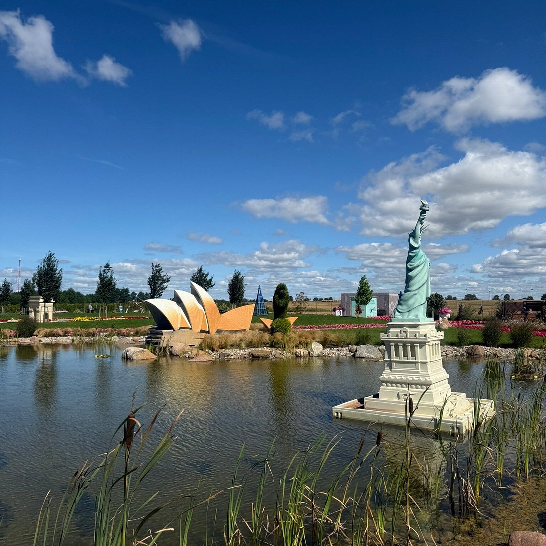 Kaplica Czaszek Kudowa miniaturowa Kaplica Czaszek w Kudowie miniaturowa z czaszkami na zewnątrz i schodami wejściowymi