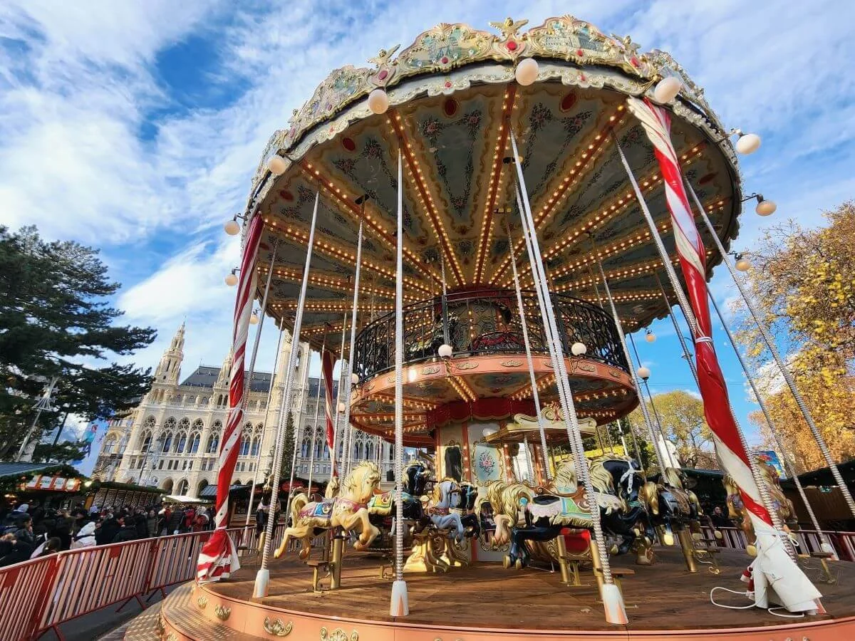 Dzieci na morskich huśtawkach w Gardalandzie z prehistorycznymi dinozaurami