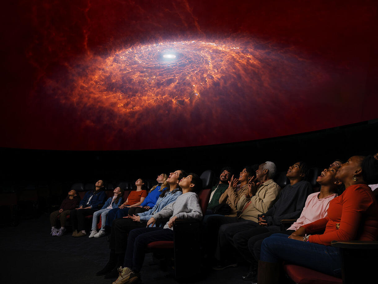 Otwierana kopuła obserwatorium odsłania teleskop skierowany na jasny Księżyc i gwiazdy