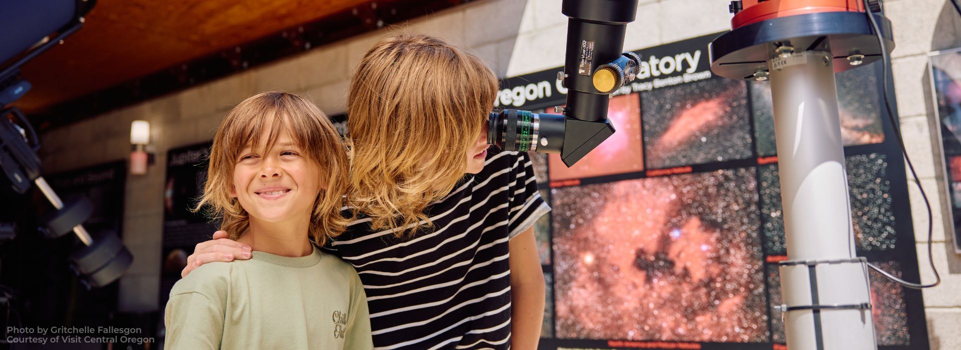 Dzieci składają i malują miniaturową rakietę kosmiczną na warsztatach astronomicznych