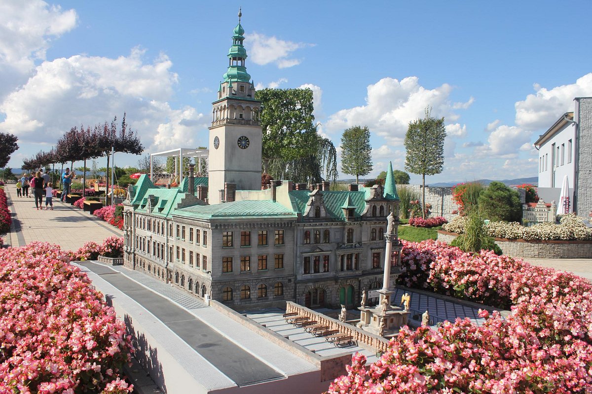 Ratusz w Kłodzku model szczegółowy Ratusz kłodzki miniaturowy z wieżą zegarową fasadą i detalami architektonicznymi budynku