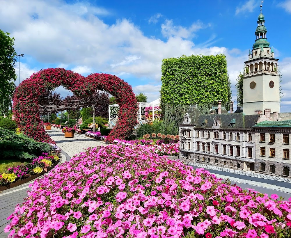 Panoramiczny widok parku miniatur z modelami zamków pałaców i świątyń w zielonej przestrzeni