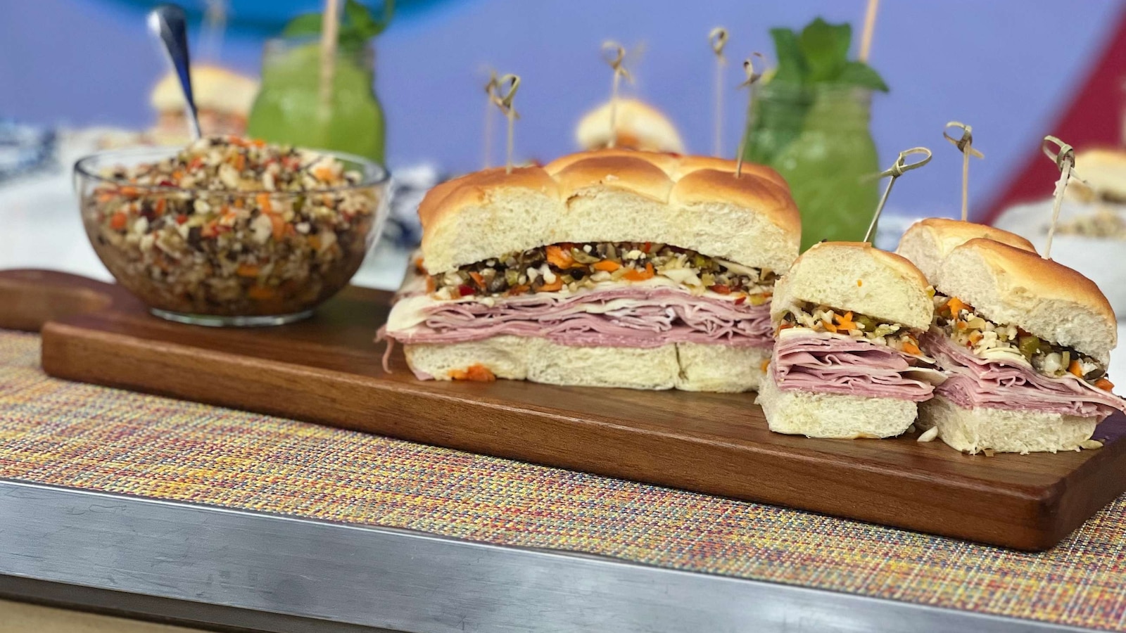 Grupa dzieci grających w frisbee piłkę i badmintona na trawie piknikowej