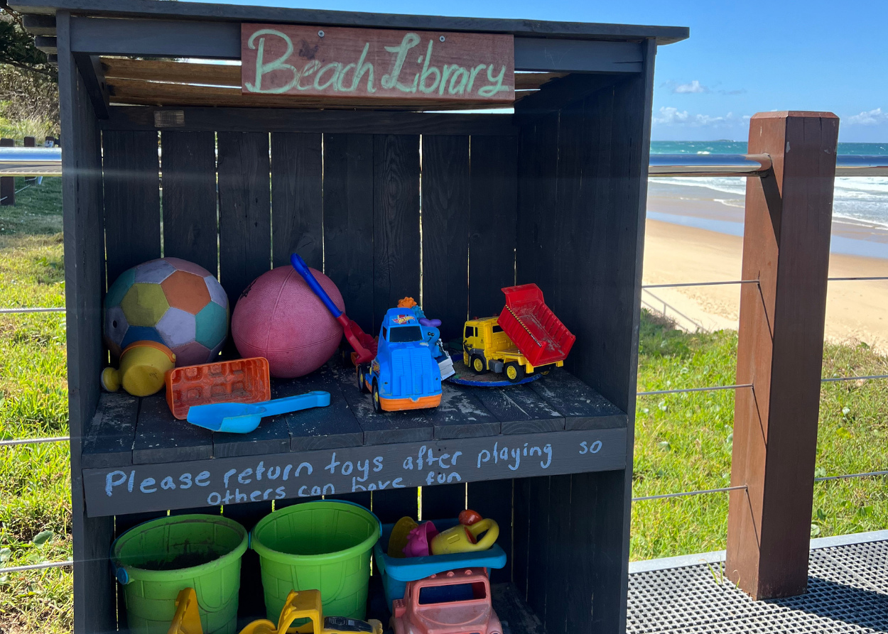klocki do piasku dla kreatywnej budowy dzieci układające wieżę z elastycznych klocków w mokrym piasku plaży