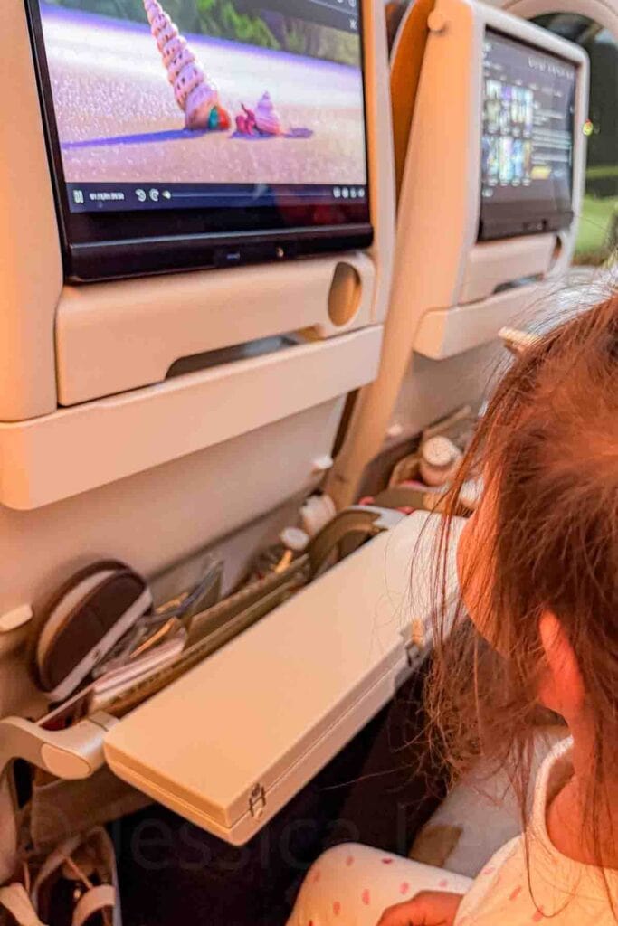 rodzina oglądająca wspólnie bajkę na laptopie w czasie lotu