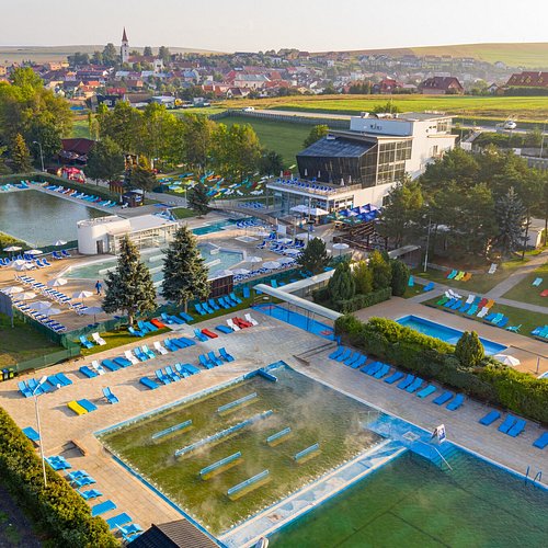 para używa sauny z widokiem na zielone wzgórza