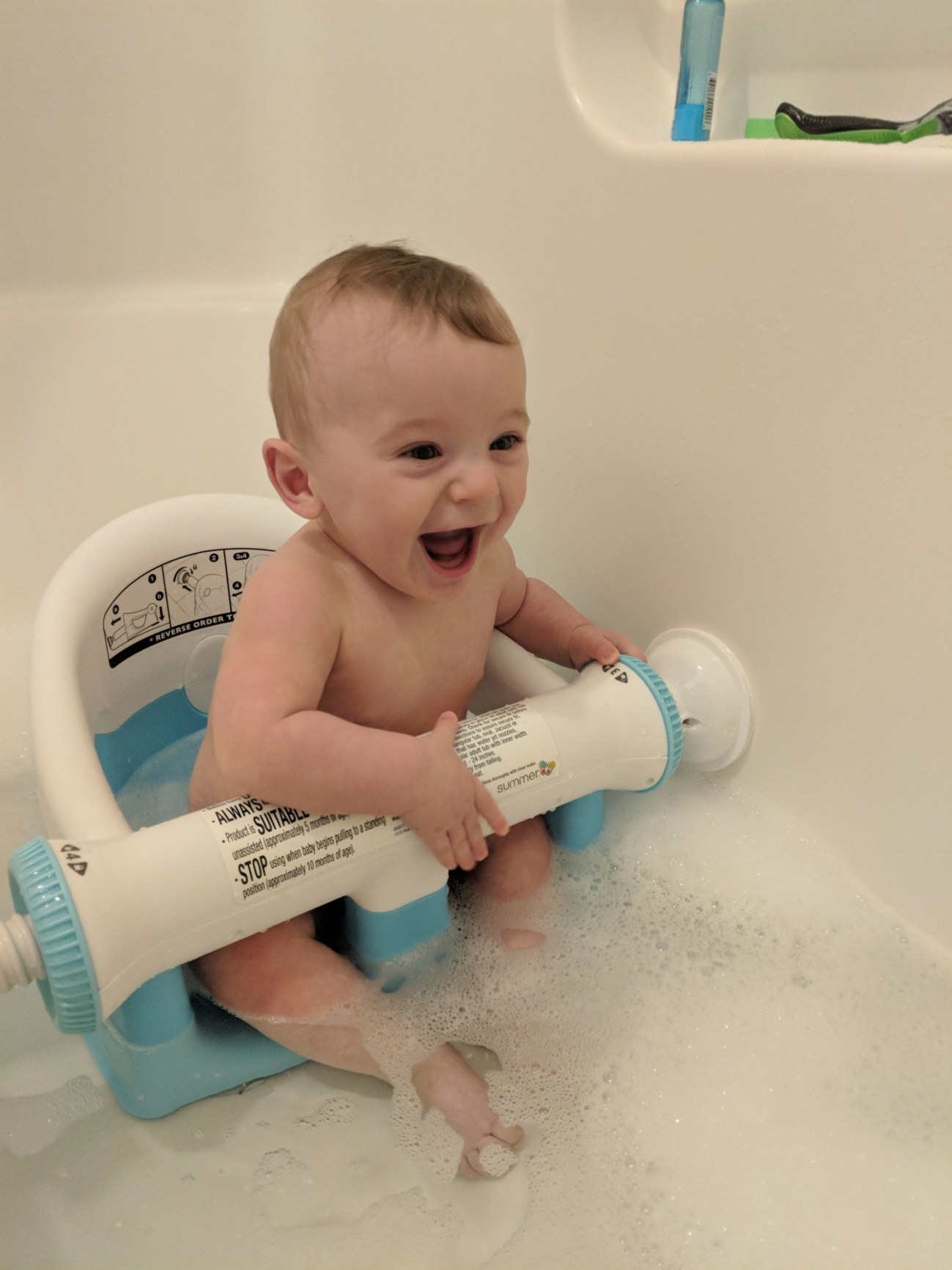 Dziecko w jacuzzi obserwowane przez dorosłego z bliskiej odległości