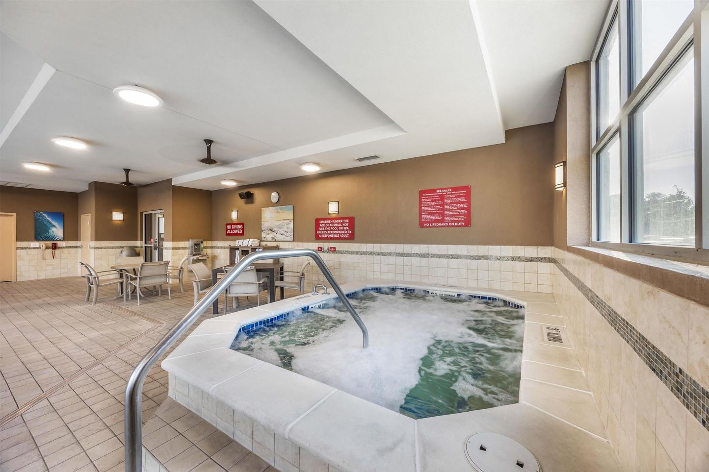 Rodzic sprawdza samopoczucie dziecka przed powrotem do jacuzzi