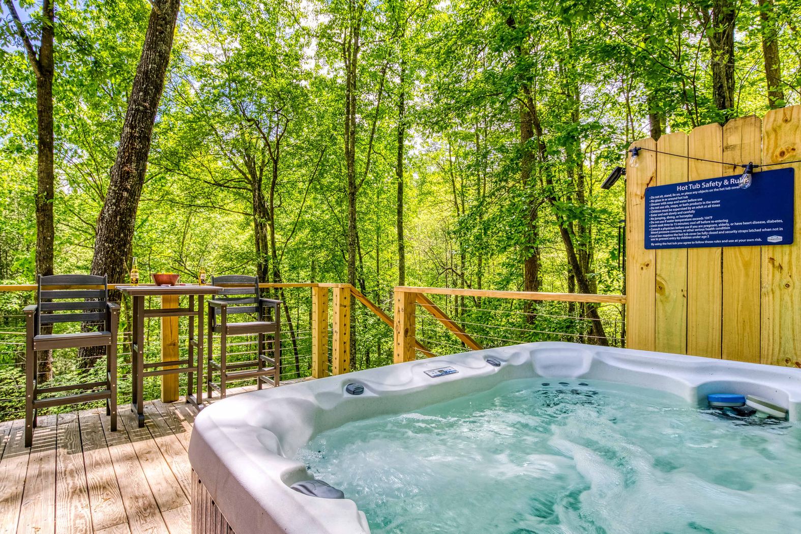 Maluch przy jacuzzi, a dorosły ocenia jego stan zdrowia