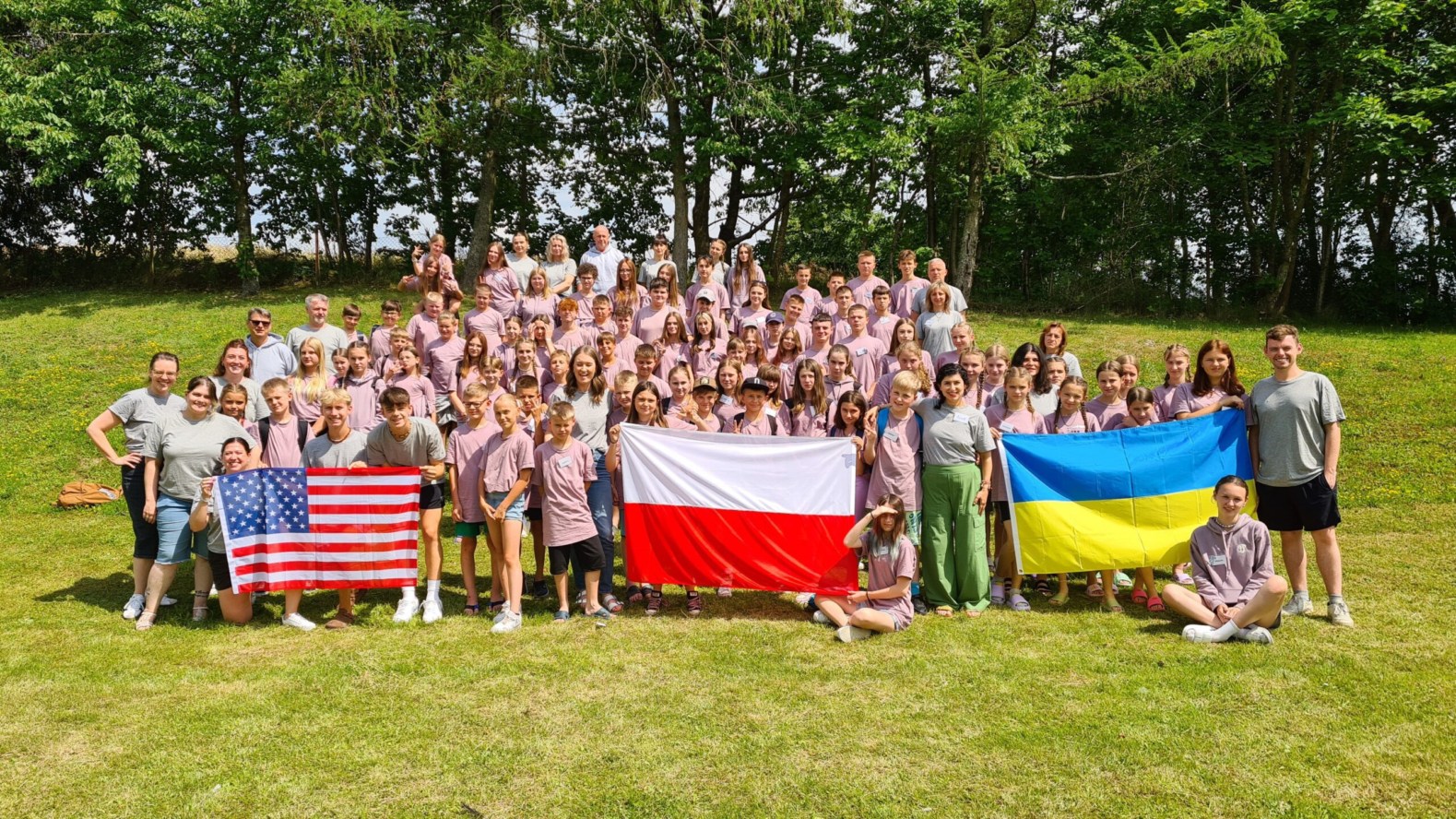 Obozy językowe w Polsce czy warto – uczestnicy podczas letniego wyjazdu