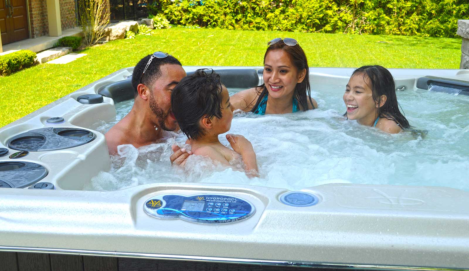 Dziecko korzysta z jacuzzi pod opieką dorosłego w bezpiecznych warunkach